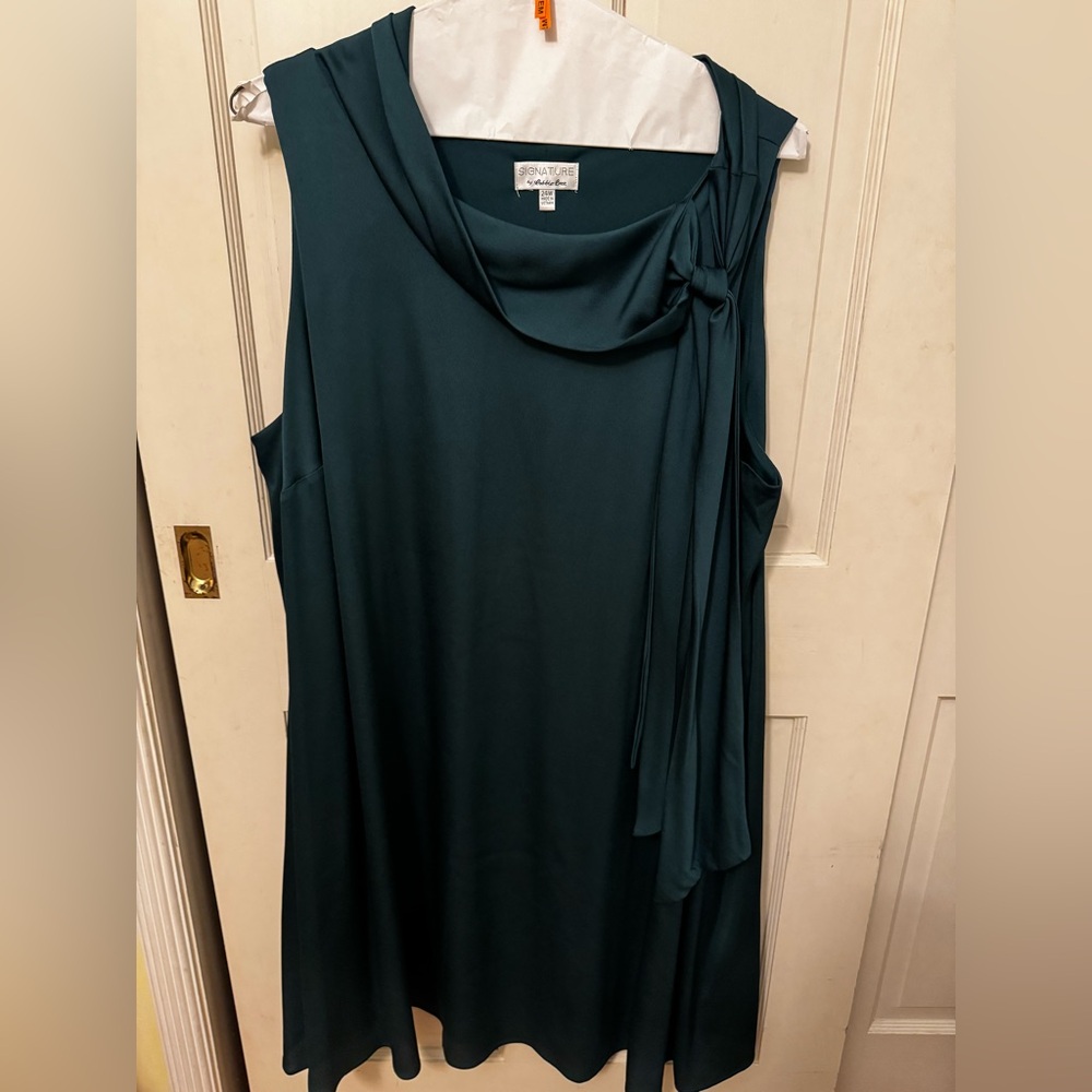 Elegant green dress with tie